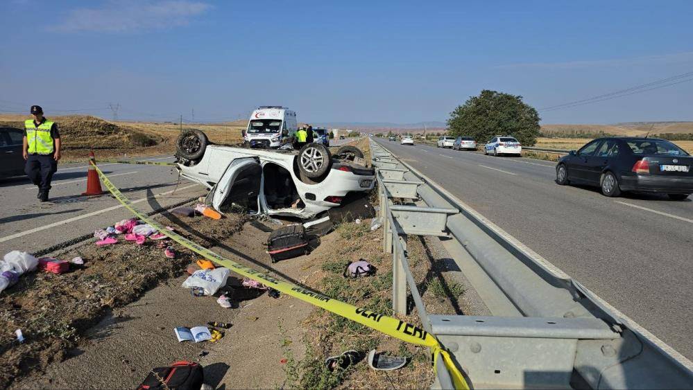 Devrilen otomobildeki polis memuru ile eşi öldü 1